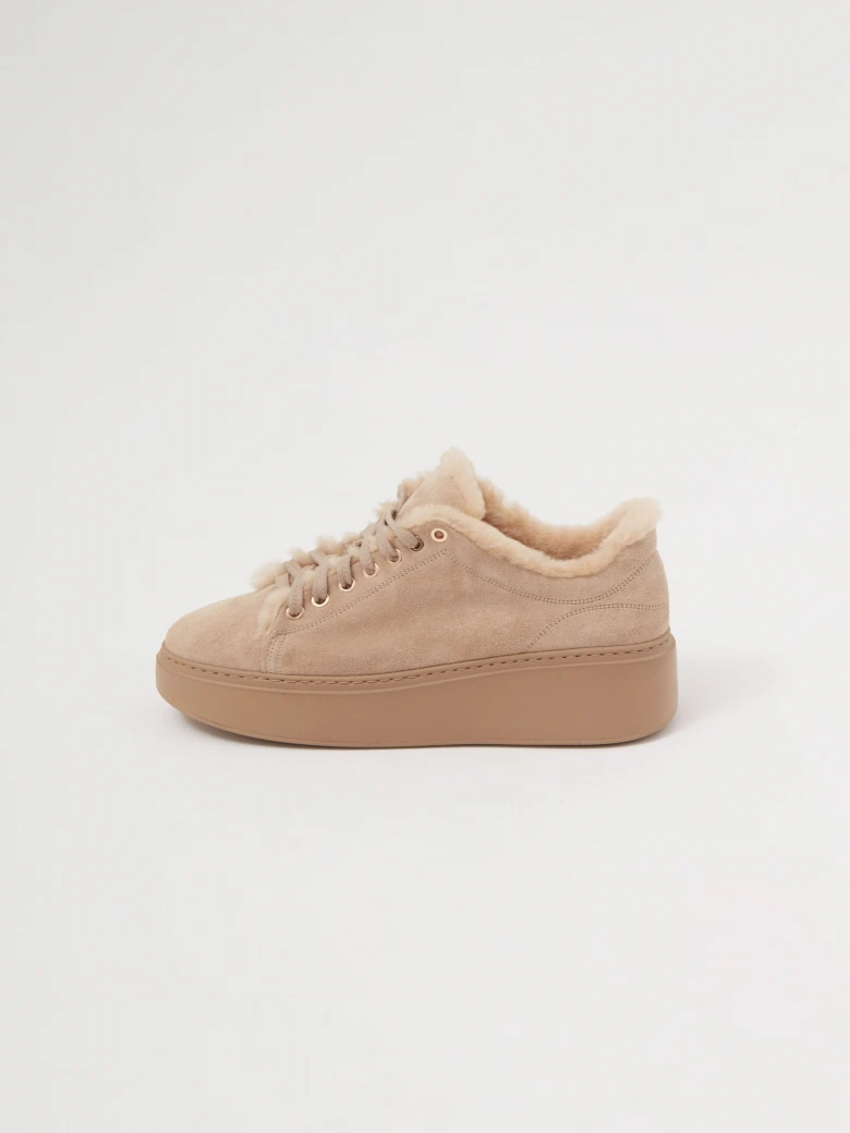 Caramel leather sneakers with sheepskin lining