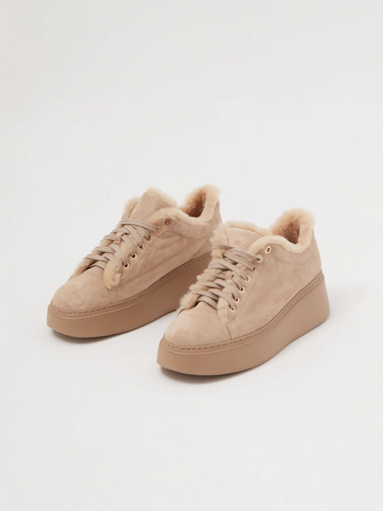 Caramel leather sneakers with sheepskin lining