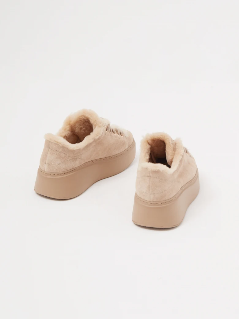 Caramel leather sneakers with sheepskin lining
