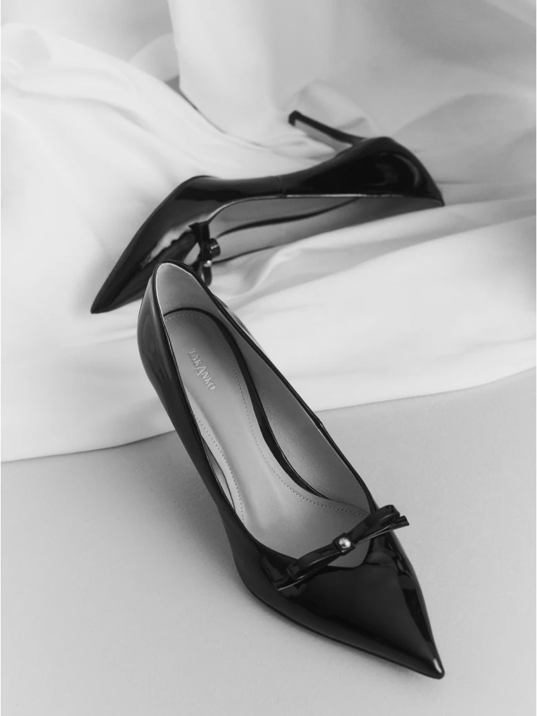 Black patent leather pumps with bow