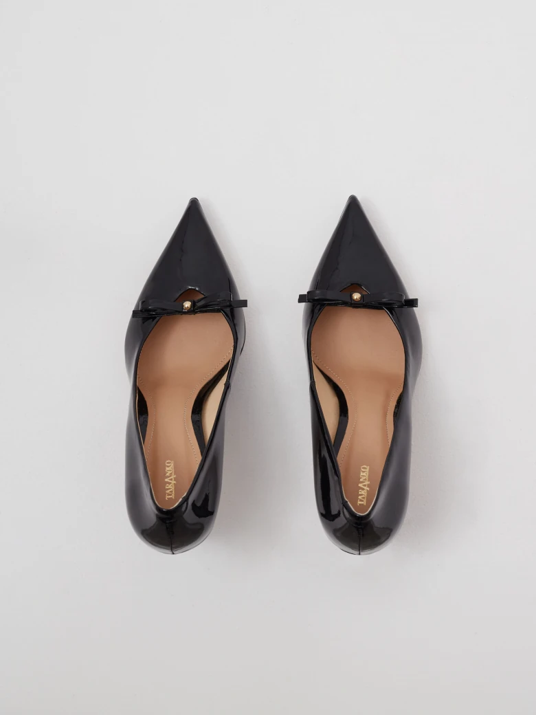Black patent leather pumps with bow