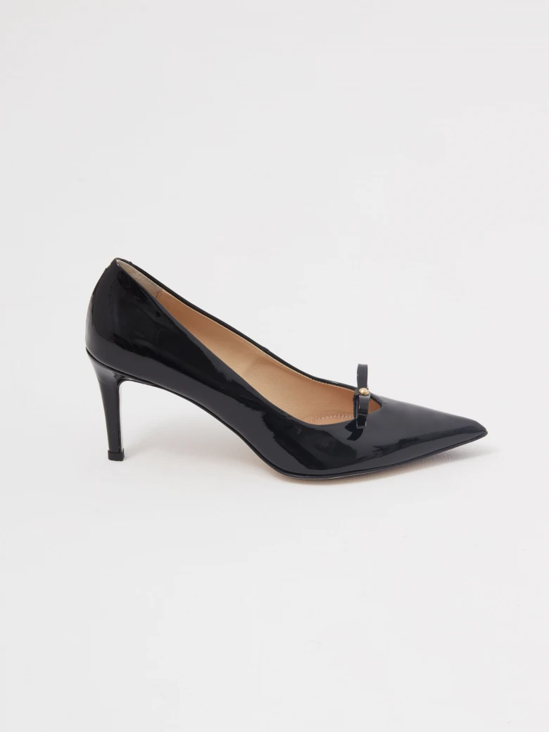 Black patent leather pumps with bow