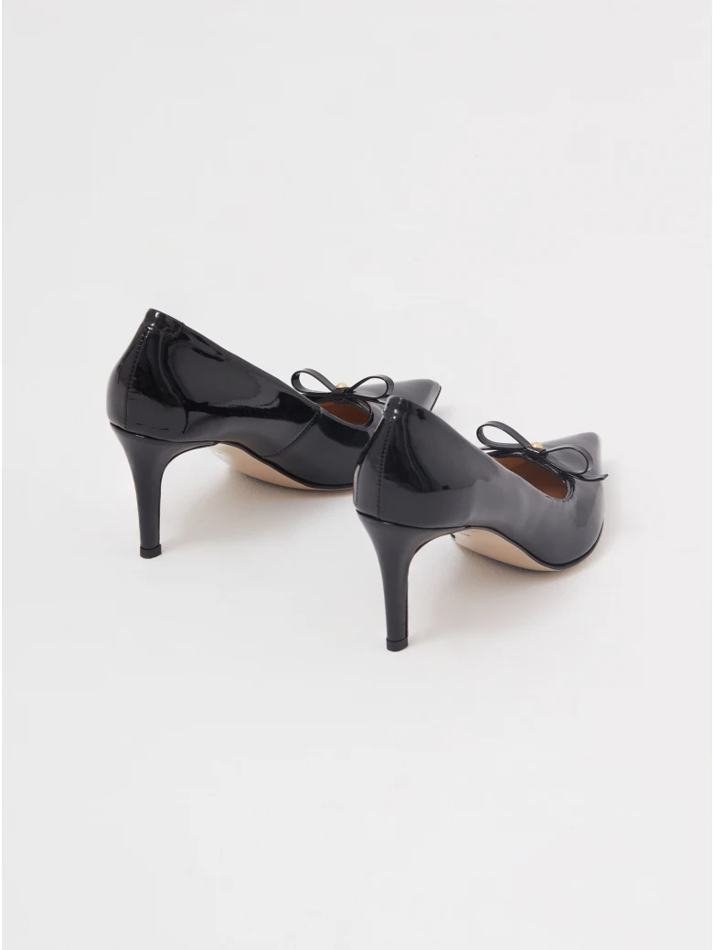 Black patent leather pumps with bow