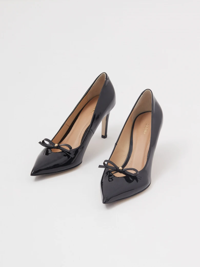 Black patent leather pumps with bow