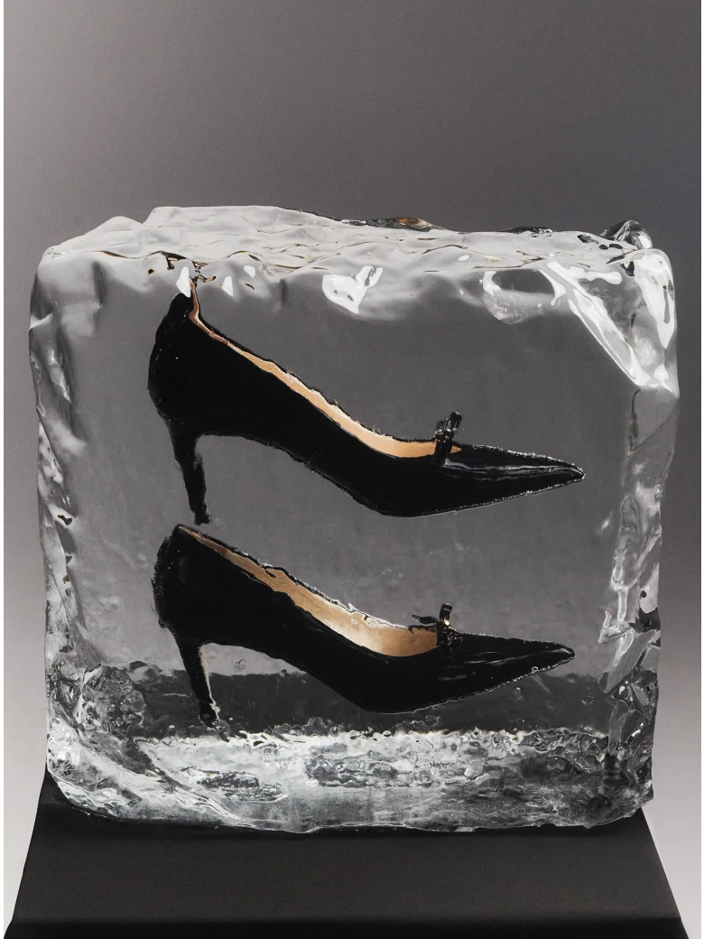 Black patent leather pumps with bow
