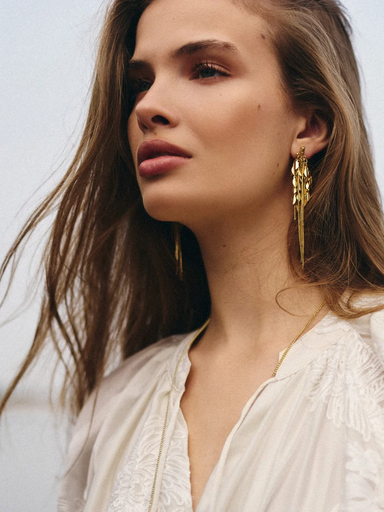Long gold-plated earrings with elongated elements