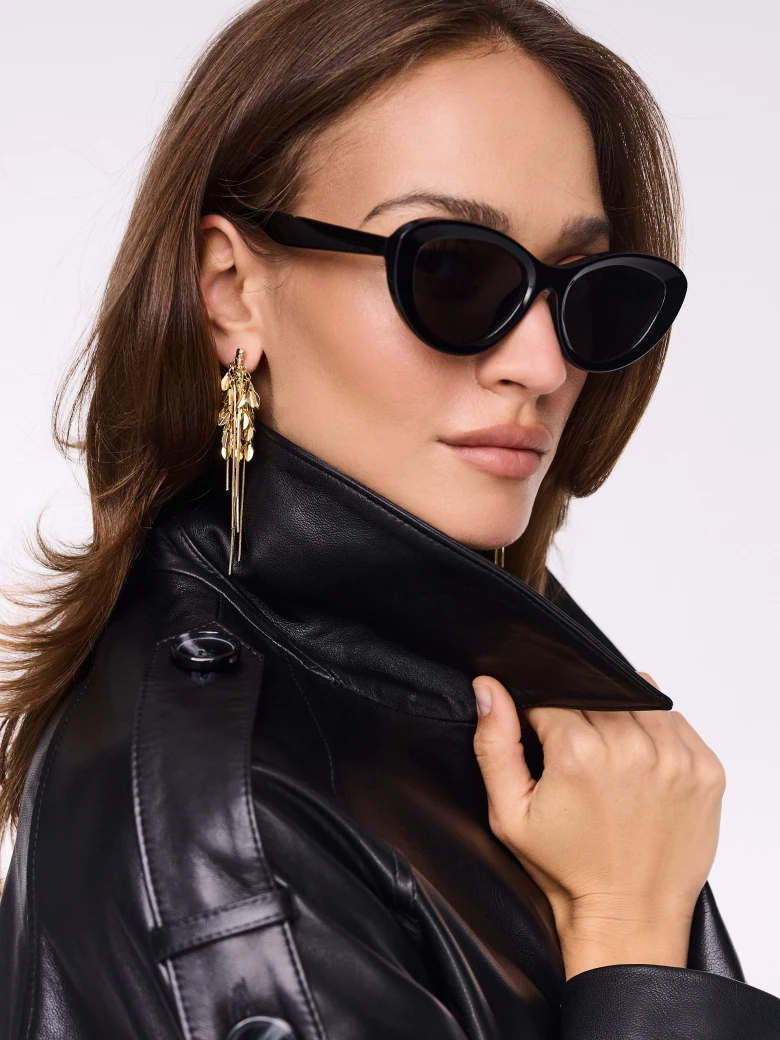 Long gold-plated earrings with elongated elements