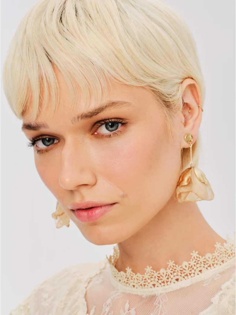 Chiffon earrings with beige flowers