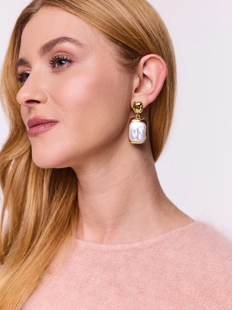 Elegant gold-plated earrings with pearl eyes