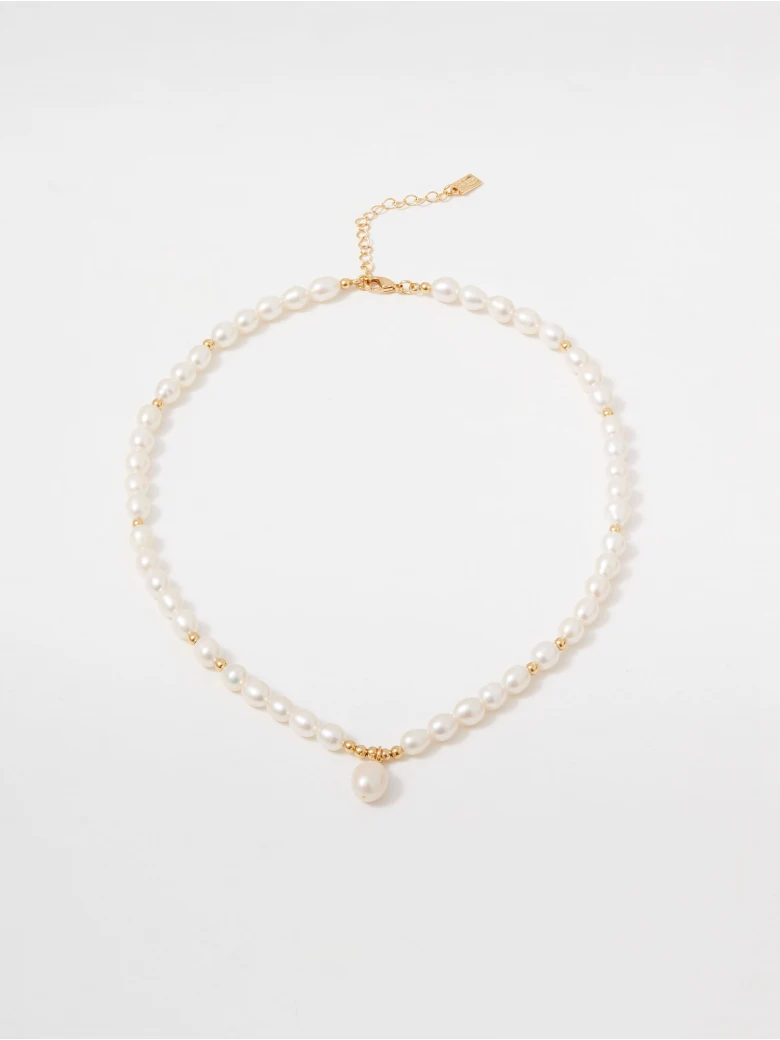 Necklace of natural pearls