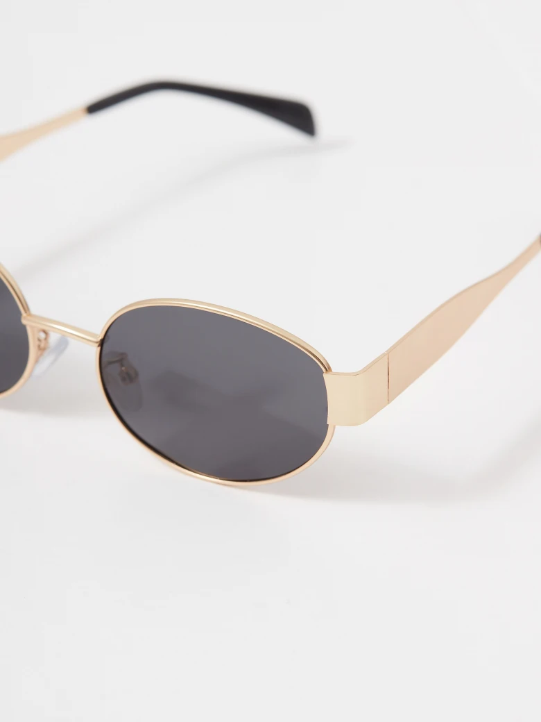 Sunglasses with oval frames
