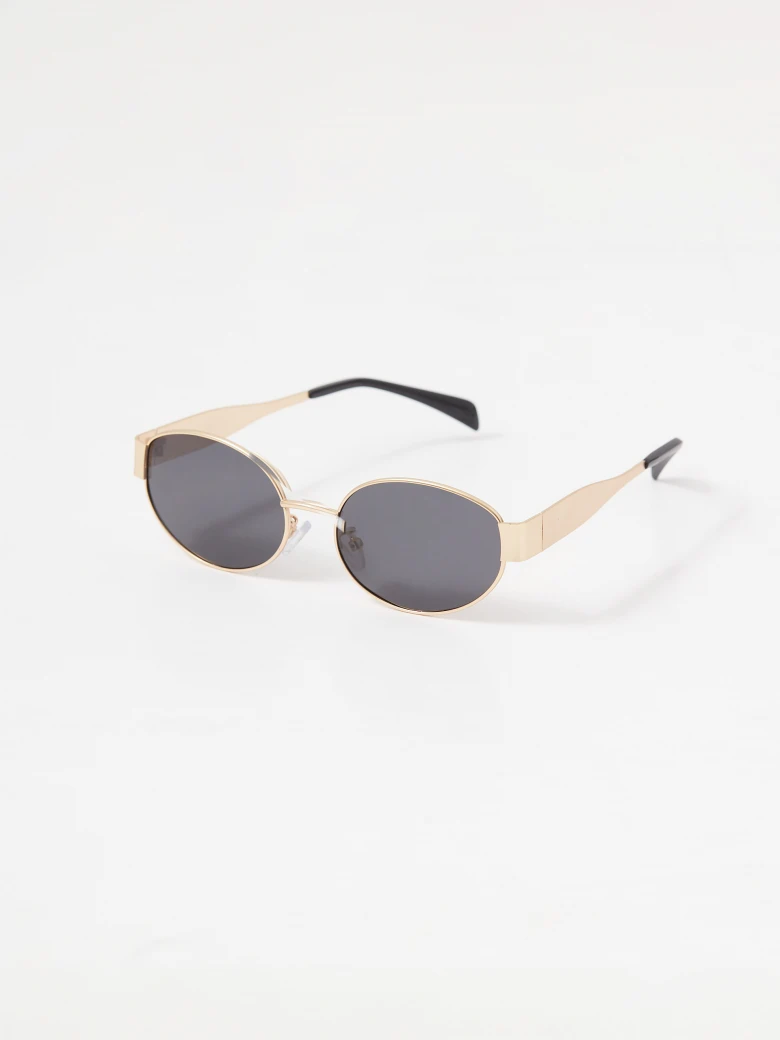 Sunglasses with oval frames