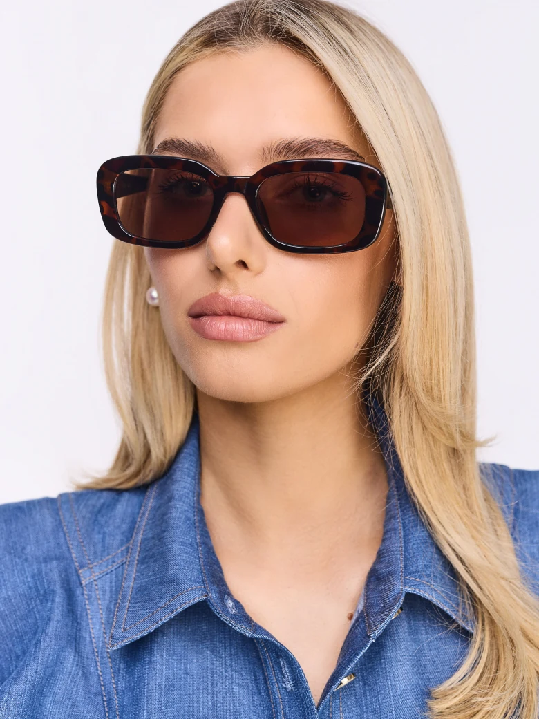 Sunglasses with rectangular frames