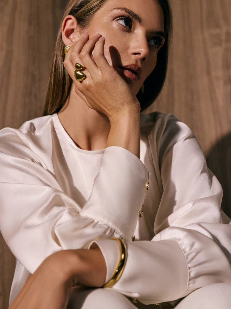 Gold-plated one-size ring with a drop motif