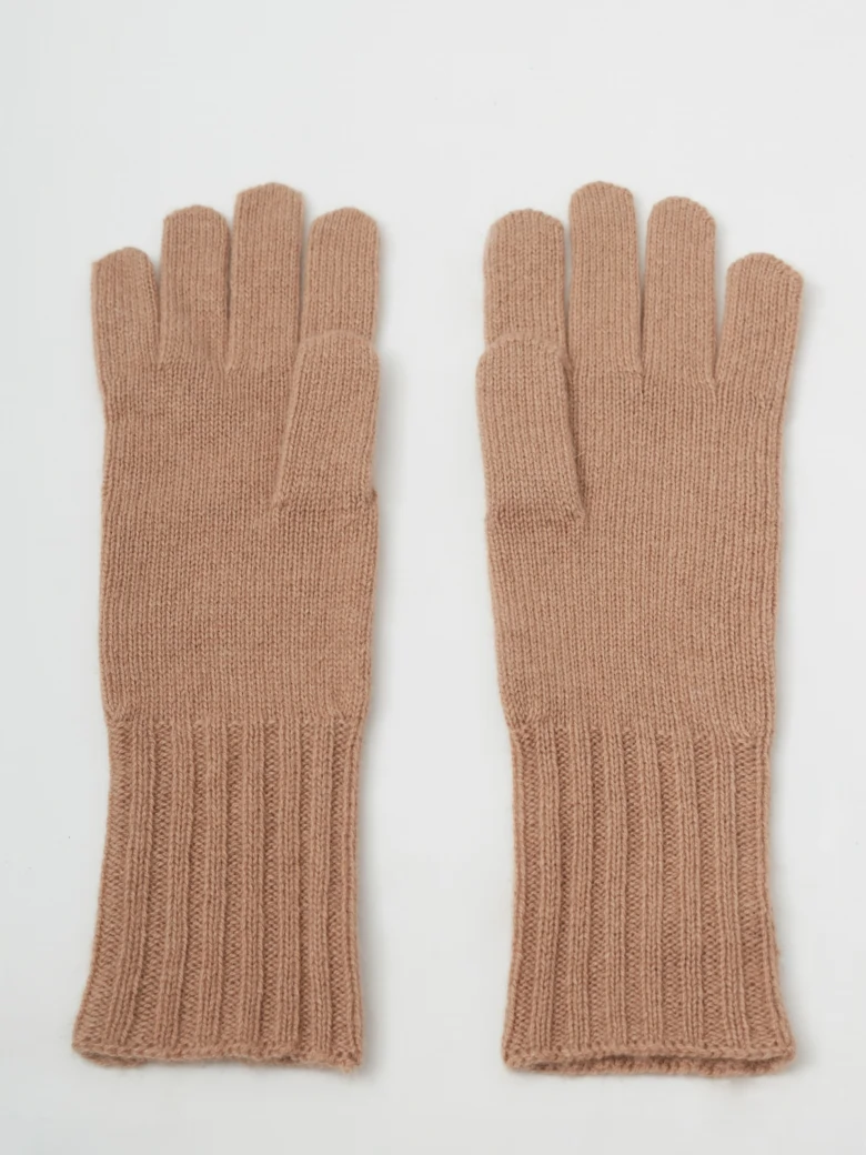Carmel-colored cashmere gloves