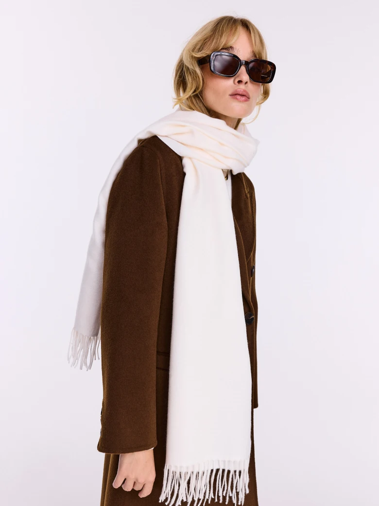 Creamy scarf with wool and cashmere fringe