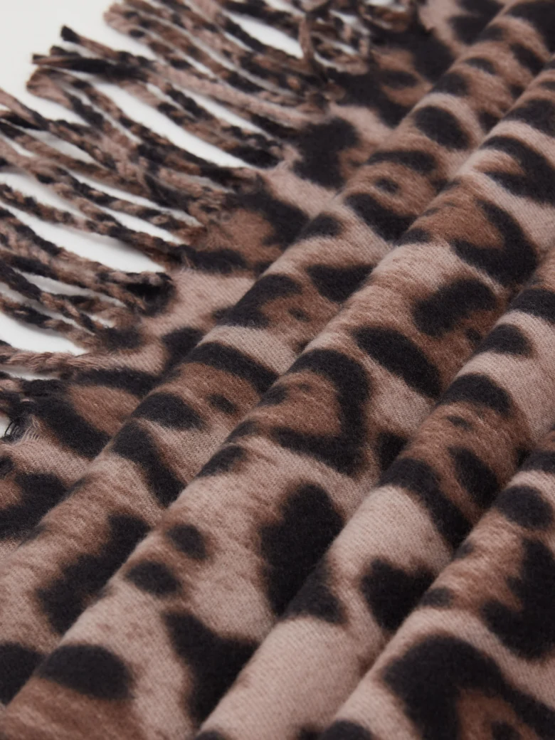 Animal print scarf with wool and cashmere