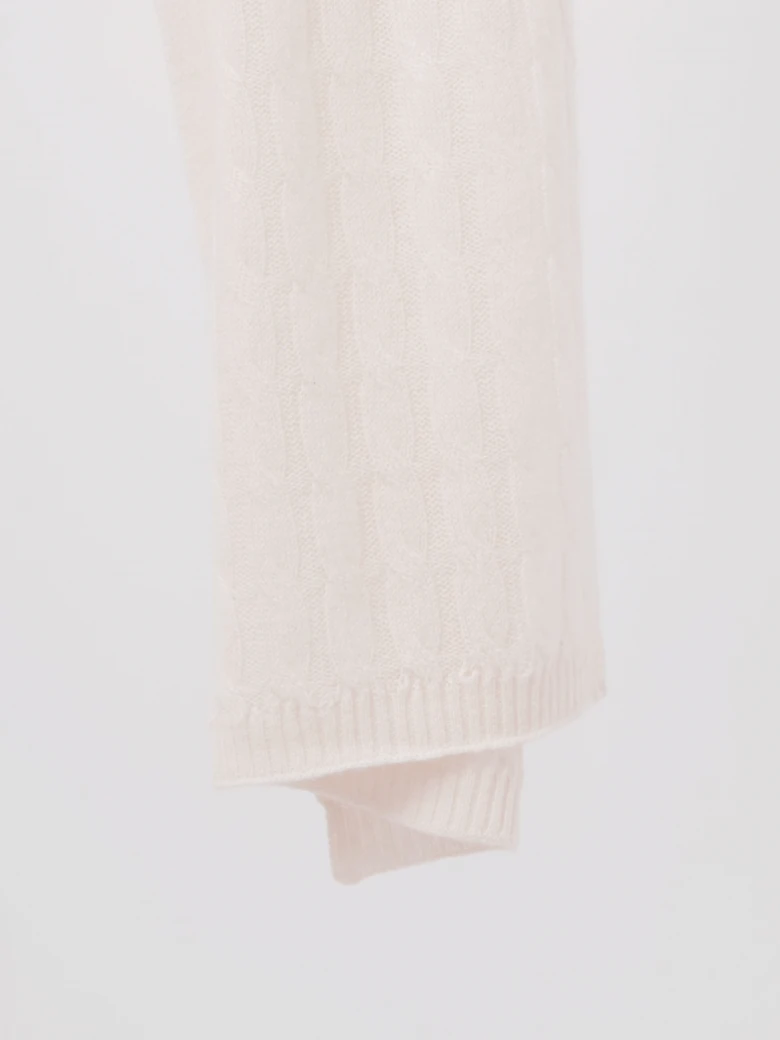 Creamy cashmere scarf with a braided weave