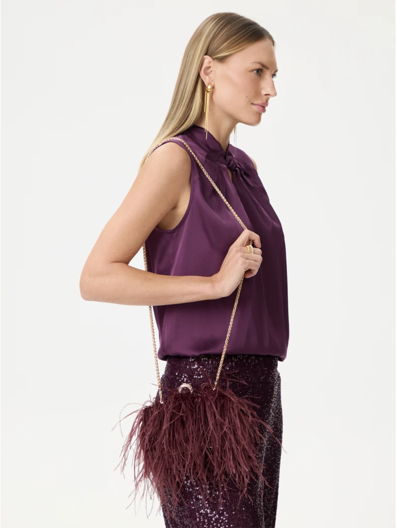 Elegant clutch bag with ostrich feathers