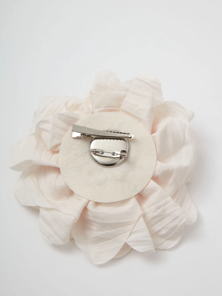 Brooch with a rose-shaped pin