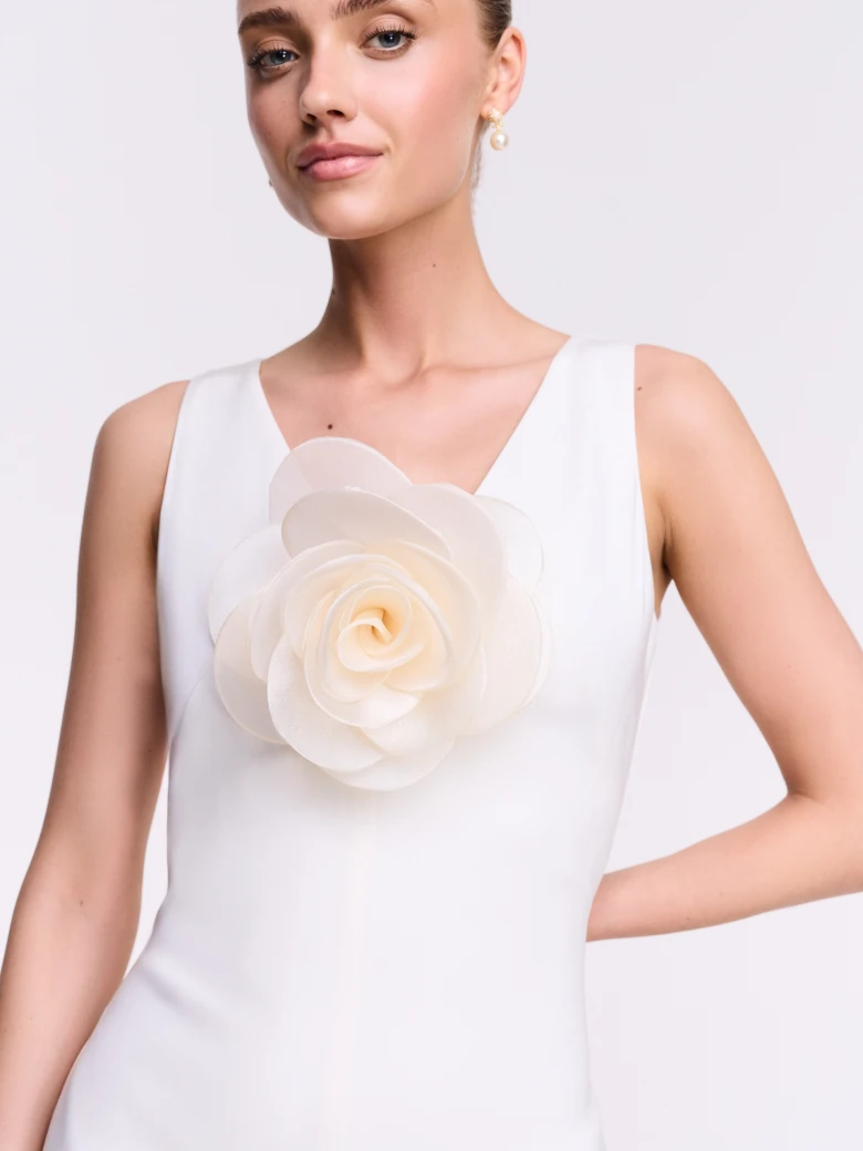 Beige rose-shaped brooch