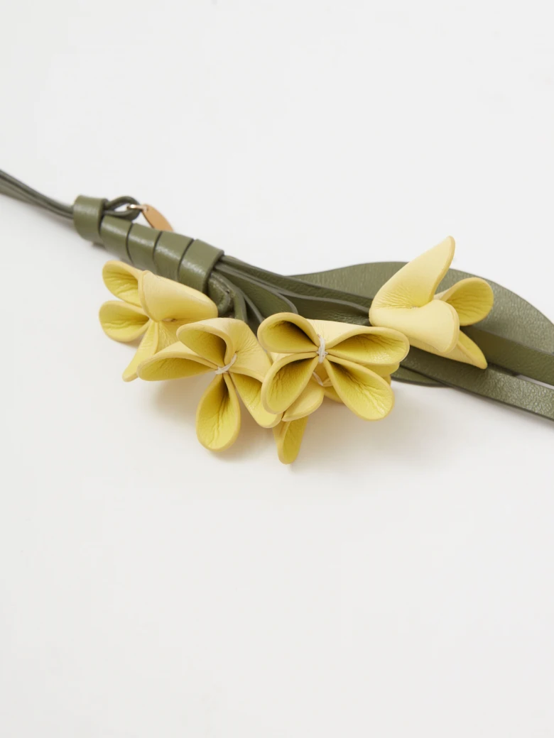 Leather keyring with a bouquet of yellow flowers