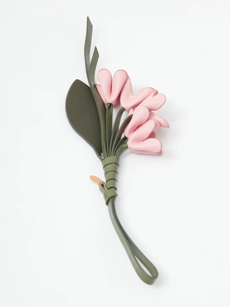 Leather keyring with a bouquet of pink flowers