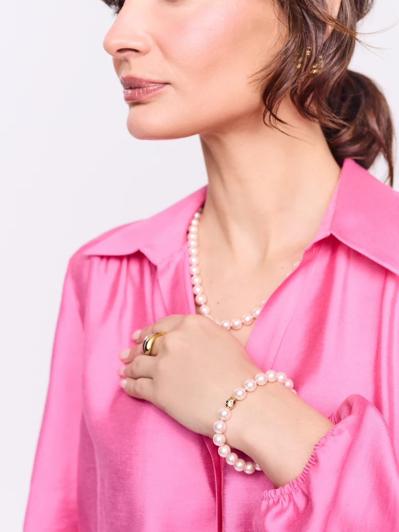 Glass pearl bracelet with gold-plated clasp