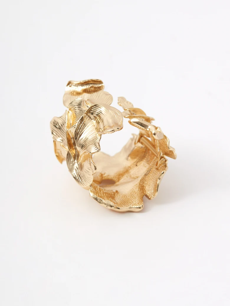 A unique bracelet with a floral motif