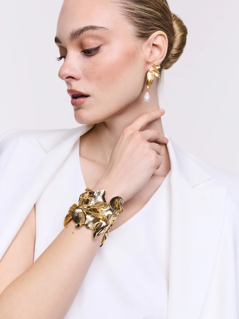A unique bracelet with a floral motif