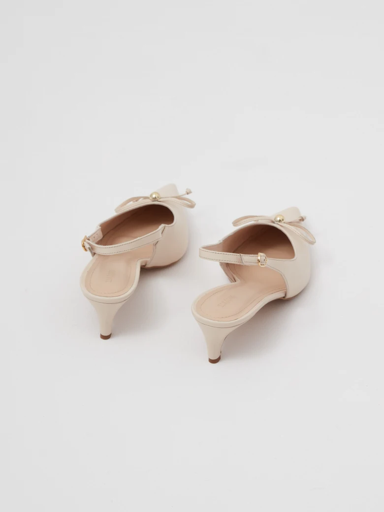 Cream leather pumps with decorative bow