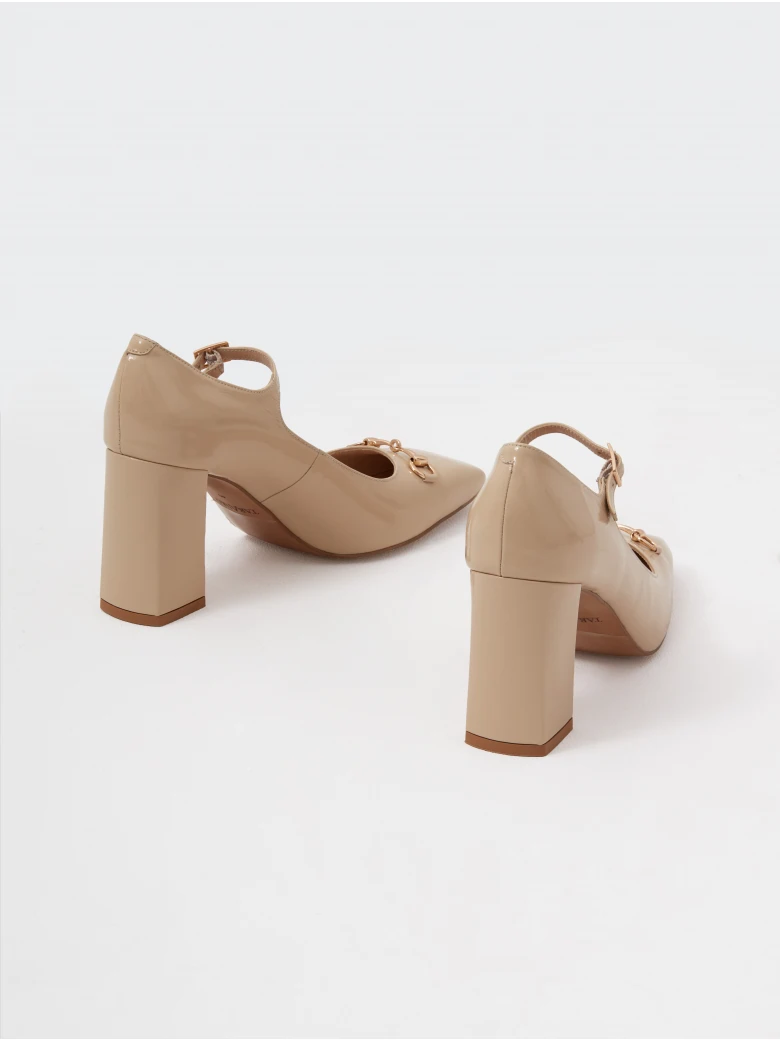 Beige heeled pumps with decorative chains
