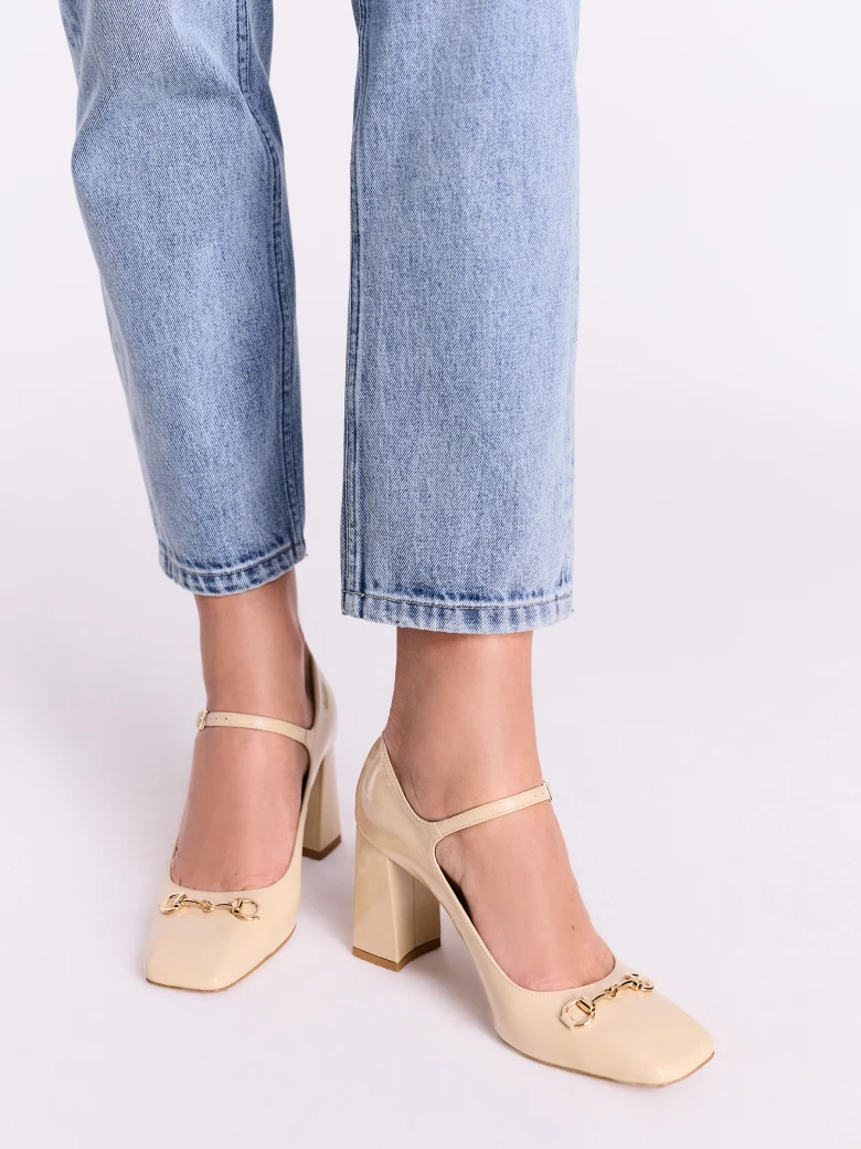Beige heeled pumps with decorative chains
