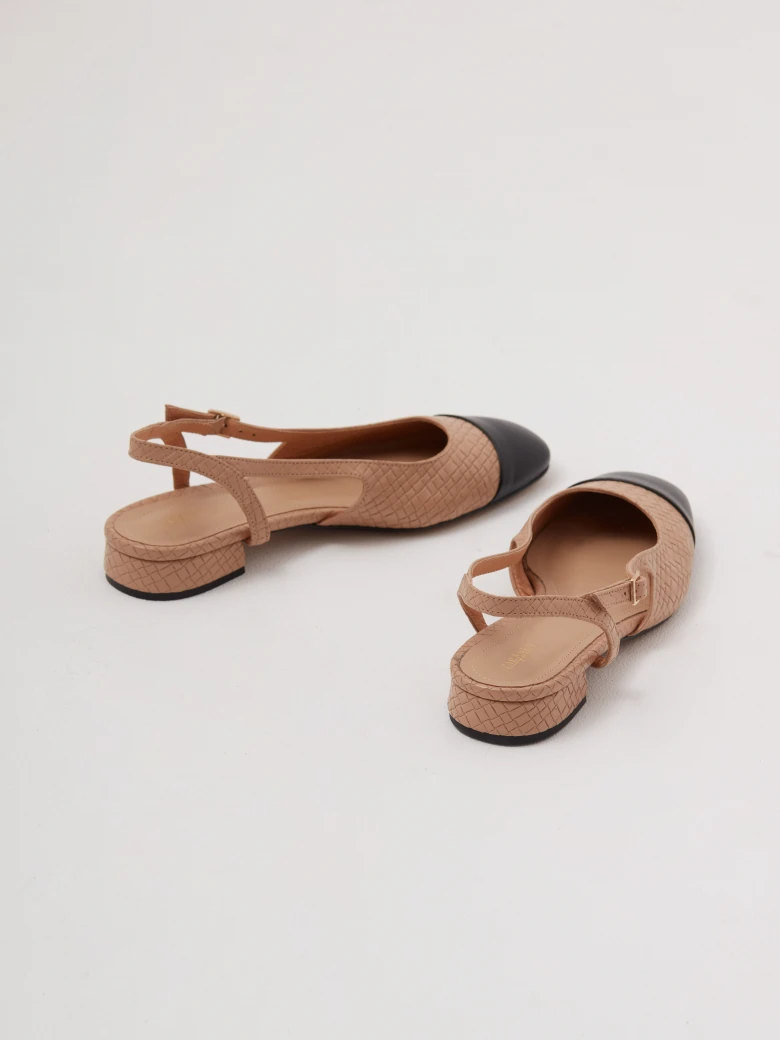 Płaskie skórzane czółenka w typie slingback