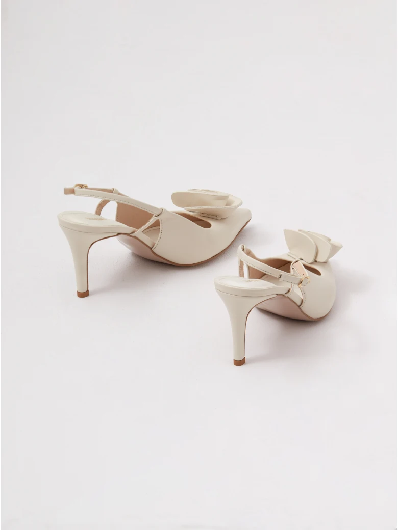 Cream-colored leather pumps with a flower