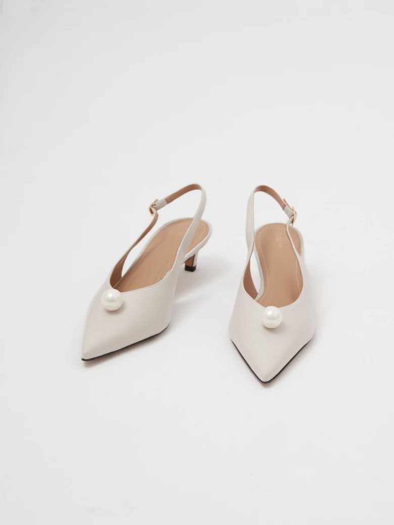 Leather cream pumps with pearls