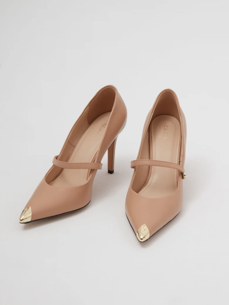 Leather pumps with metal toe caps