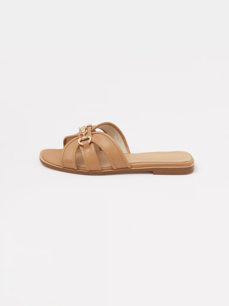Caramel-colored leather flip-flops with a decorative buckle