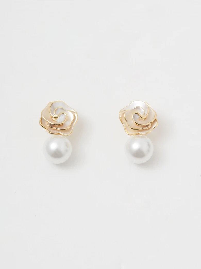 Gold-plated rose-shaped earrings with pearls