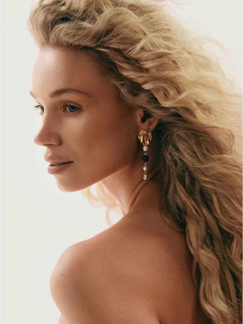 Long earrings with lapis lazuli and a cultured pearl