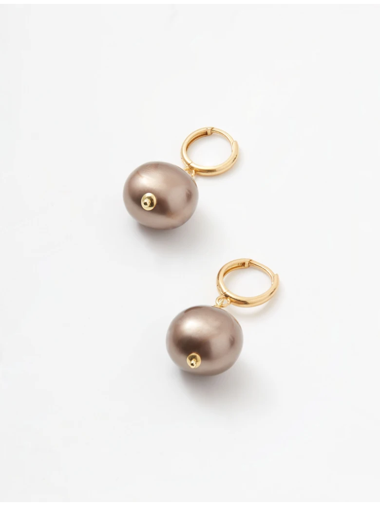 Earrings with natural pearls