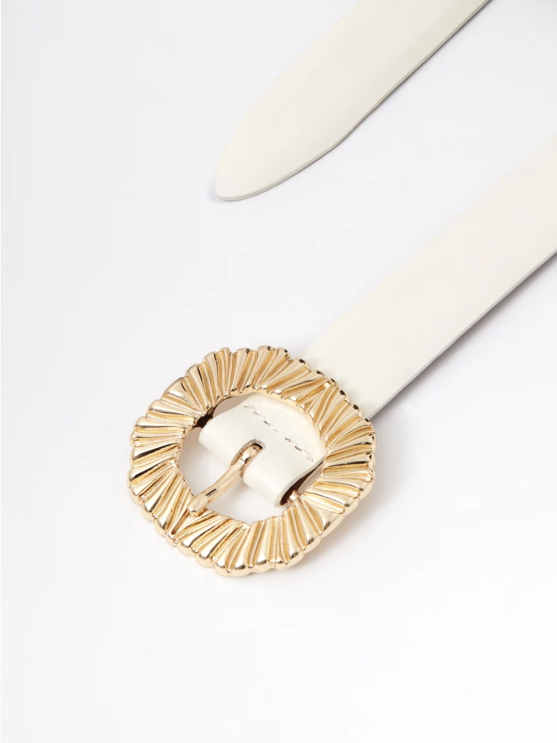 Cream-colored strap made of genuine Bombato leather