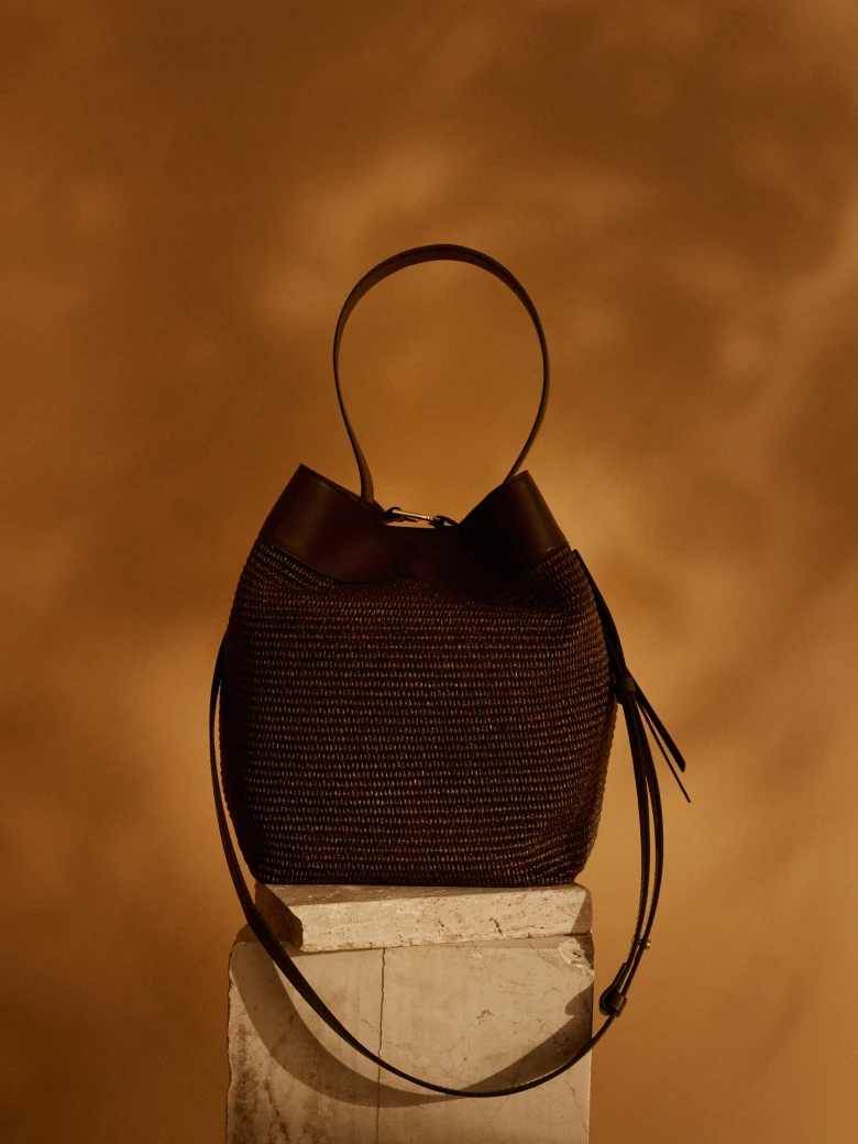 Czekoladowa torebka skórzana bucket bag
