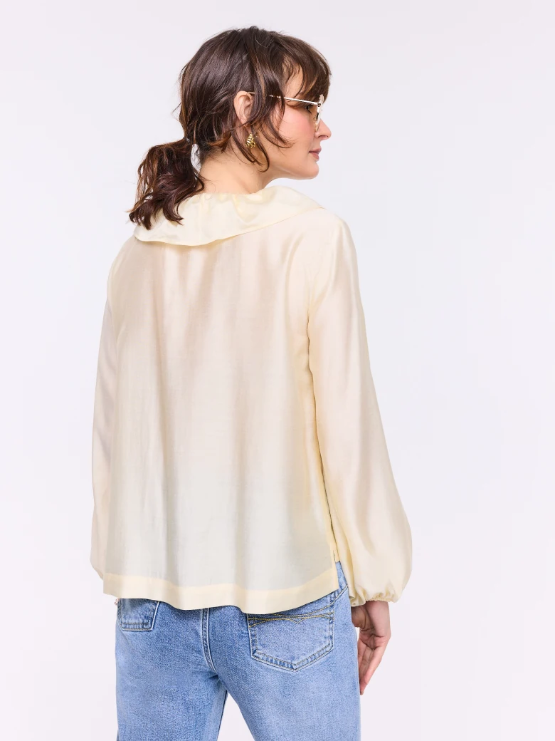 Elegant blouse with tie detail in butter color