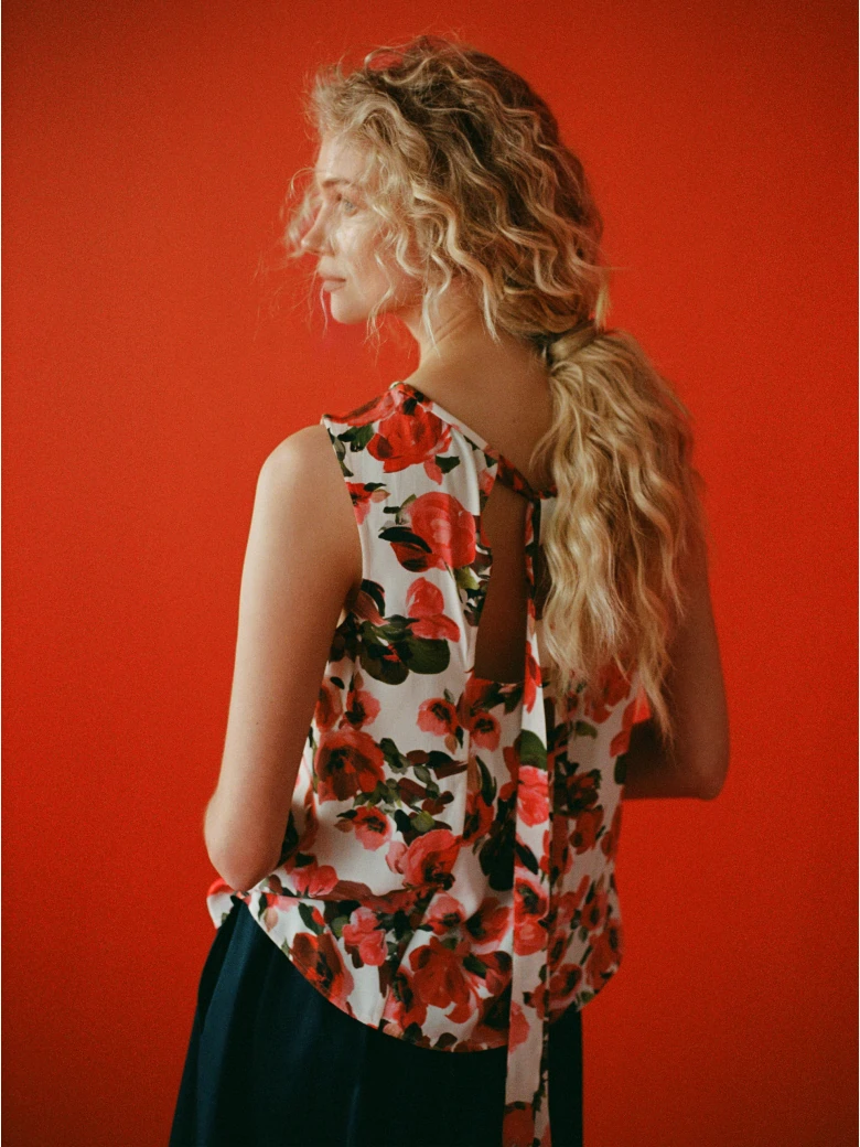 Floral-print blouse with a tie