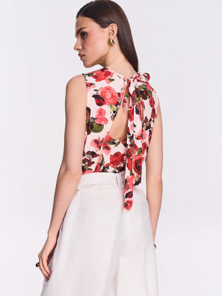 Floral-print blouse with a tie