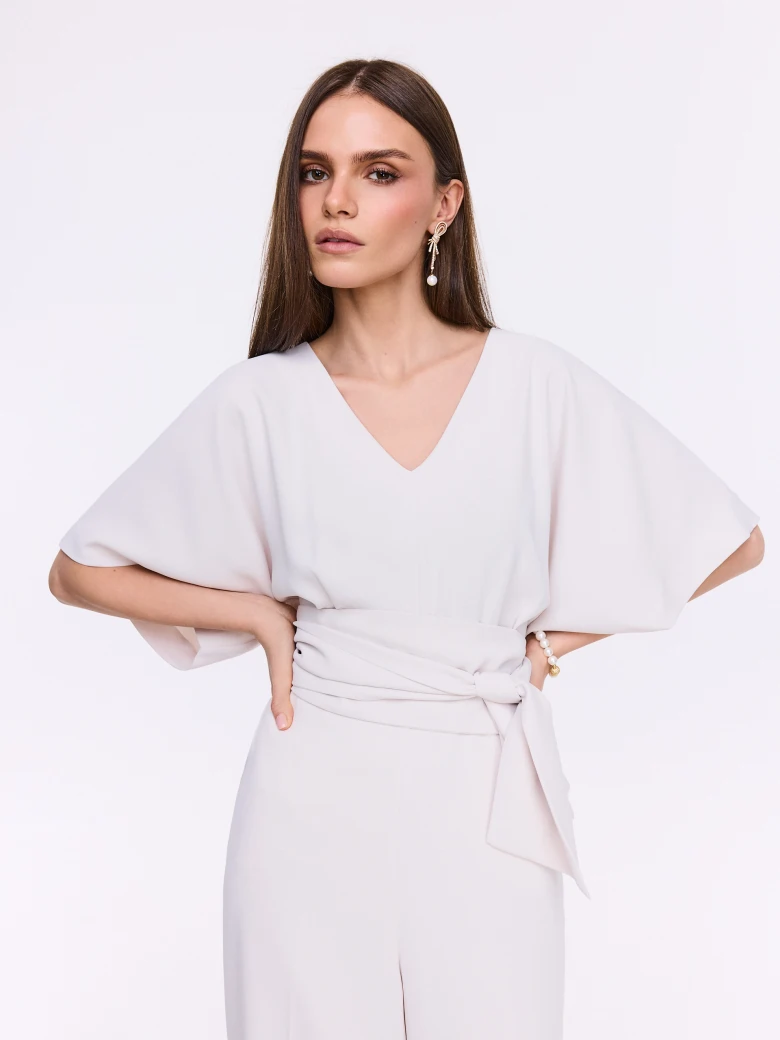 Elegancki kombinezon w kolorze złamanej bieli