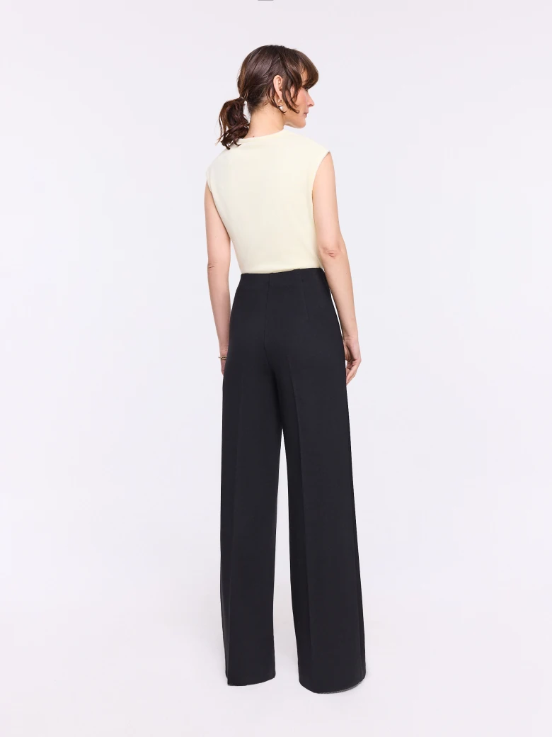 Elegant pants made of elastic fabric
