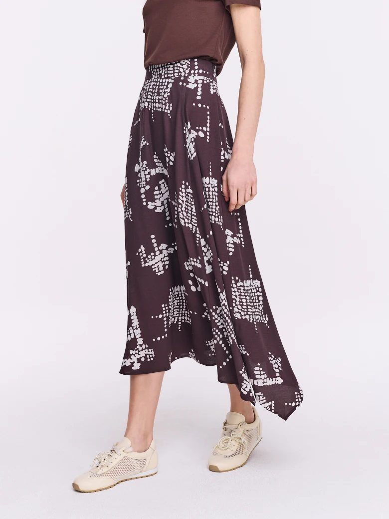 Elegant asymmetrical skirt with print