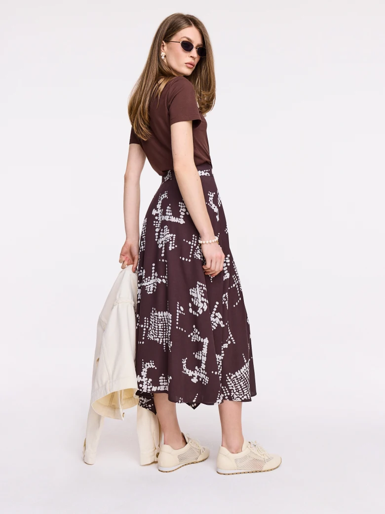Elegant asymmetrical skirt with print